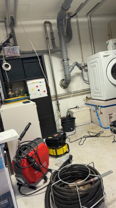Rohrreinigung im Keller mit elektrischer Spiralmaschine und Inspektionskamera